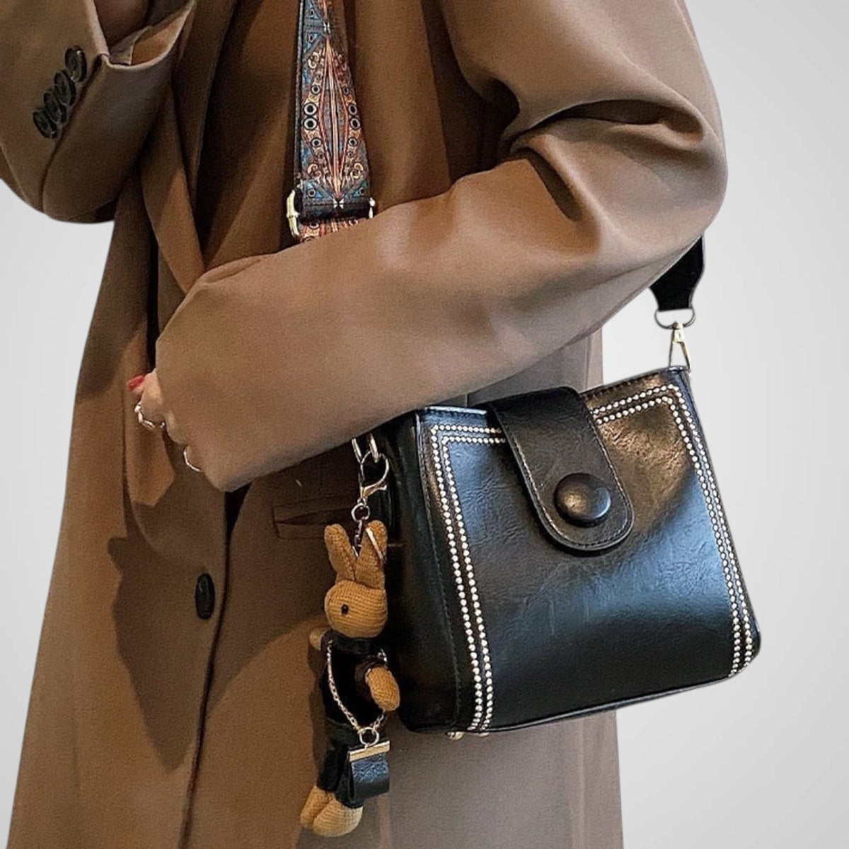 Women's Retro Shoulder Bag | Adjustable Strap & Spacious Design