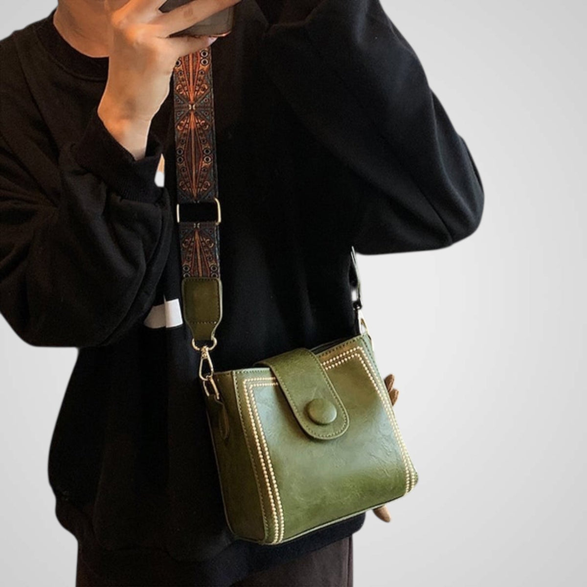 Women's Retro Shoulder Bag | Adjustable Strap & Spacious Design